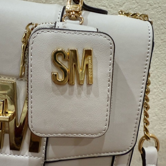 Steve Madden Stylish White Handbag with Gold Accents and Mini Holder - Picture 2 of 2